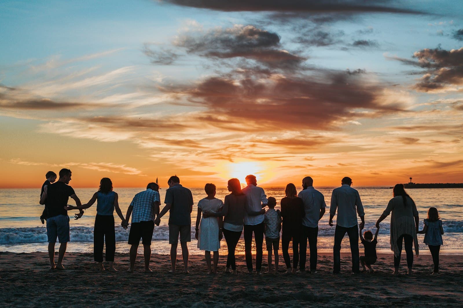 Familia disfrutando el atardecer — vivir con libertad y tranquilidad