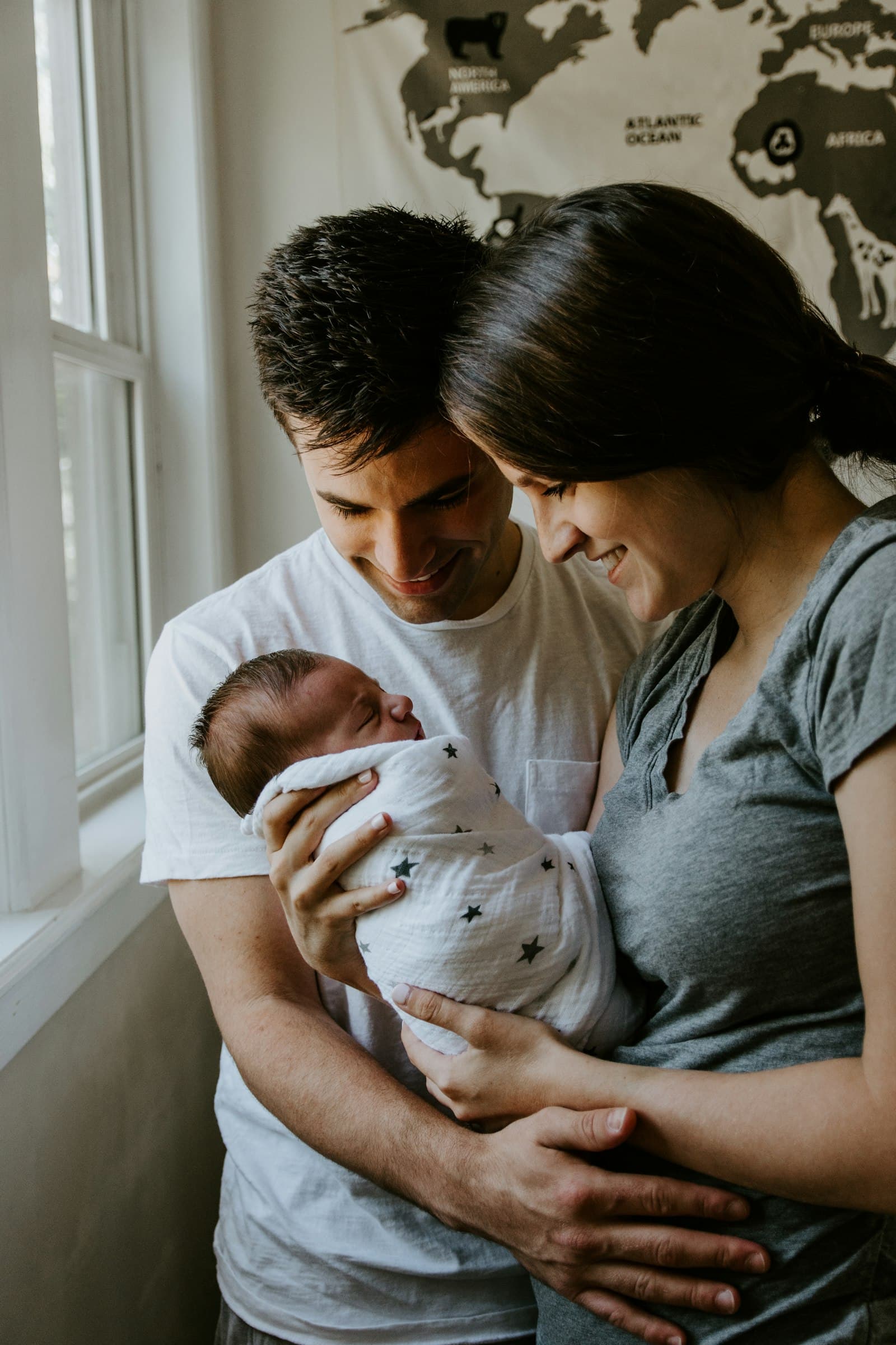 Una familia en casa — la seguridad económica comienza con un plan